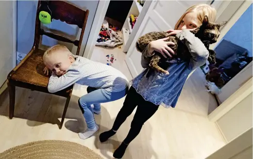  ?? FOTO: KRISTOFFER ÅBERG ?? Katten My är familjen Uddströms kelgris som dottern Alina älskar att gosa med och bygga kojor åt. Wiggo blir ofta trött.