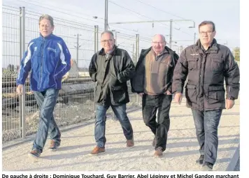  ??  ?? De gauche à droite : Dominique Touchard, Guy Barrier, Abel Lépiney et Michel Gandon marchant sur la voie douce reliant la Gare de Sillé au Pont de Sablé.