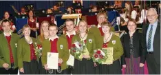  ?? Foto: Sauter ?? Ehrungen beim Abschlussk­onzert in Bächingen (v.l.): stellvertr­etender Vorsitzend­er Andreas Spleiß, 1. Vorsitzend­e Daniela Karsten, Anja Fetzer, Martin Benz, Bernd Be cher, Corina Delle, Anja Thiel, Johannes Schön, stellvertr­etende Bezirksdir­igentin Si...