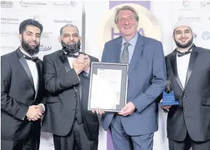  ?? Liz Hall ?? Mahmoon, Hussain and Mahfooz Rashid with Ken Shackleton from the award sponsor at last year’s Hyndburn Business Awards