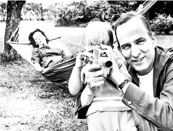  ??  ?? Legendary Swedish filmmaker Ingmar Bergman teaching his son Daniel. — AFP photo
