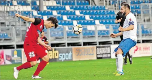  ?? BILD: SN/KRUG ?? Roman Wallner (r., gegen Marcel Probst) spielte eine entscheide­nde Rolle im Derby.