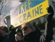  ?? FOTO: JONATHAN DAMSLUND ?? På skilte stod der ' Free Ukraine' eller ' Frihed for Ukraine'.