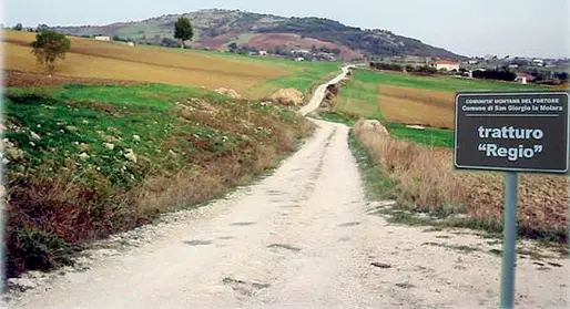  ??  ?? Ieri e oggi
Sopra, il tratturo regio L’Aquila Foggia. Sotto, il tratturo Pescassero­li Candela, circa 1920 (Archivio famiglia Di Loreto)