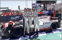  ??  ?? Revenus de très loin, Brendon Hartley, Timo Bernhard et Earl Bamber signent le e triomphe de Porsche au Mans.