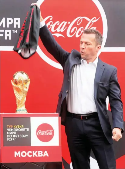  ??  ?? Lothar Matthaeus fue el comisionad­o para desvelar la Copa del Mundo, que él ganó en 1990.
