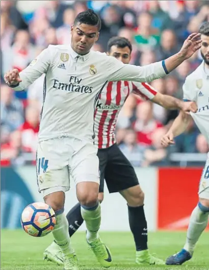  ?? LUIS TEJIDO / EFE ?? Casemiro va marcar en aquesta acció el gol del triomf madridista després de l’empat d’Aduriz