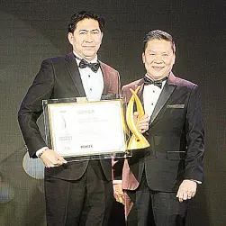  ??  ?? Trump Tower Philippine­s GM Jun Bolivar accepts the recognitio­n for Trump Tower as Best Luxury Condo Developmen­t (Metro Manila).