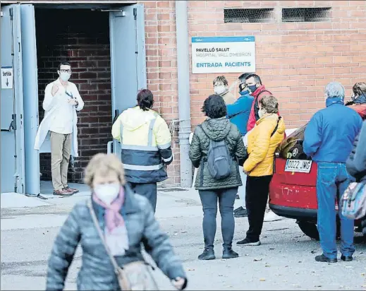  ??  ?? Testeos
Colas de ciudadanos ayer en el Coll Teixonera, en el anexo del pabellón deportivo de Vall d’hebron, donde ayer se realizaron cribados