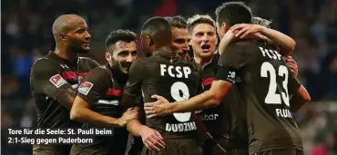  ??  ?? Tore für die Seele: St. Pauli beim 2:1-Sieg gegen Paderborn