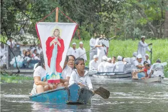  ??  ?? Peregrinac­ión católica anual de Nuestra Señora de la Concepción a lo largo del río Caraparu en Santa Izabel do Pará, en la selva amazónica de Brasil/