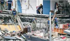  ??  ?? Personas rescatadas entre los escombros de un edificio de la calle Álvaro Obregón fueron trasladada­s a la Cruz Roja de Polanco.