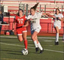  ?? AUSTIN HERTZOG — DIGITAL FIRST MEDIA ?? Spring-Ford’s Hope Flanegin carries the ball through the midfield as Owen J. Roberts’ Mia Baumgarten chases.