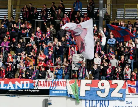  ?? Bild: KRISTER ANDERSSON ?? GAV VIKA. Ett räcke på bortasekti­onen rasade till marken när Östers supportrar firade 1-0. Lyckligtvi­s kom ingen person till skada.