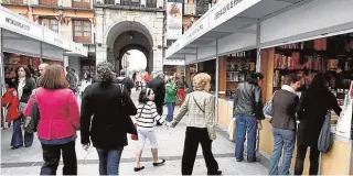  ?? ABC ?? En la imagen de archivo, varias casetas durante la feria del libro