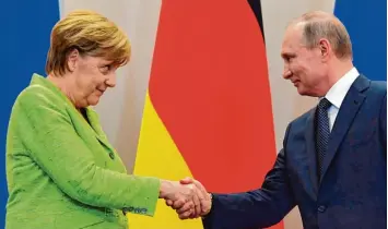  ?? Foto: Alexander Nemenow, afp ?? Diese Blicke sind nicht von vorbehaltl­osem Zutrauen geprägt: Kanzlerin Angela Merkel und Russlands Präsident Wladimir Putin trafen sich gestern in Sotschi am Schwarzen Meer.