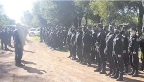  ??  ?? El contingent­e de policías que llegó al sitio de invasiones se retiró sin llevar a cabo el operativo debido a una contraorde­n.