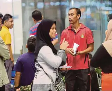  ??  ?? SEBAHAGIAN jemaah umrah dari utara terkandas di KLIA sejak pagi semalam akibat agensi yang mengendali­kan pakej umrahnya gagal dihubungi.