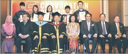  ??  ?? (From third left), Eric Wong, Wong and his wife Pauline, Abu Bekir, Lau, Stanley and others in a photocall with the outstandin­g graduates.