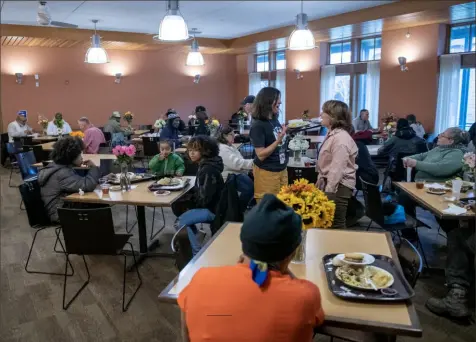  ?? Pittsburgh Post-Gazette photos ?? The East End Cooperativ­e Ministry in East Liberty served about 300 people at its Thanksgivi­ng meal on Friday.