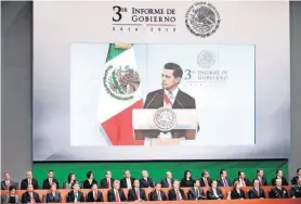  ??  ?? En su tercer Informe, el presidente Enrique Peña Nieto aceptó que 2015 había sido un año difícil para México debido a la fuga de Joaquín El Chapo Guzmán y el caso Ayotzinapa.