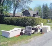  ?? —photo fournie ?? Des piles de déchets indésirabl­es sont encore sur le bord de la route dans le canton de Champlain, depuis la campagne annuelle de nettoyage du printemps en mai. Ces articles ne figuraient pas sur la liste des déchets acceptés lors de la collecte et...