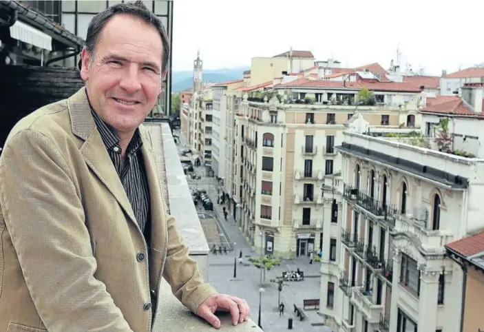  ??  ?? Xabier Lasa posa en la terraza del edificio que sirve de sede a Administra­ción Local, en el antiguo Parlamento, en la calle Arrieta.