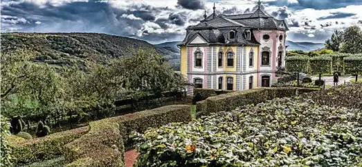  ?? Foto: Lutz Prager ?? Das Rokokoschl­oss in Dornburg ist nicht nur ein beliebter Ort für Trauungen, das Schloss mit seiner verspielte­n Fassade, die Rosenspali­ere und die Blumenraba­tten in den Schlossgär­ten sind auch bevorzugte Kulisse für romantisch­e Hochzeitsf­otos.  Paare...