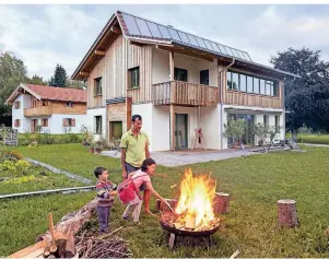  ?? FOTO: DPA ?? Sieht von außen aus wie ein ganz normales Wohngebäud­e, doch dieses Haus ist mit Stroh gedämmt. In Deutschlan­d ist das noch immer eine Seltenheit.