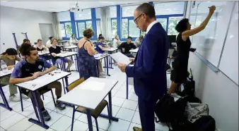  ?? (Photo Frank Muller) ?? Huit heures, au lycée Dumont-d’Urville à Toulon, les lycéens de terminale se préparent à recevoir leurs sujets pour l’épreuve du baccalauré­at de philosophi­e.