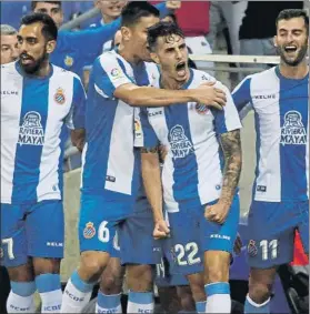  ?? FOTO: MORATA ?? Los pericos, celebrando el gol de Hermoso. En casa el Espanyol está intratable