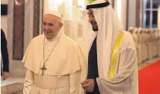  ?? FOTO: DPA ?? Franziskus wurde am Flughafen von Abu Dhabi von Kronprinz Sheikh Mohammed bin Zayed al-Nahyan empfangen.