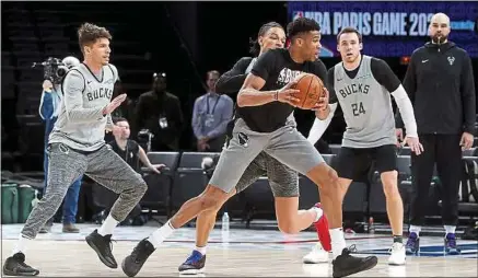  ??  ?? Giannis Antetokoun­mpo (au c.), la star des Milwaukee Bucks, sera la tête d’affiche de cette représenta­tion.