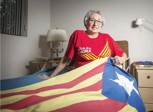  ?? PHOTO AGENCE QMI, JOEL LEMAY ?? L’inscriptio­n « Ara ès l’hora » sur le t-shirt de Neus Pont signifie « C’est le moment » en catalan. Le slogan fait référence à l’indépendan­ce de la Catalogne pour laquelle la dame a voté comme elle l’avait fait au référendum de 1995 au Québec.