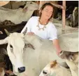  ?? Foto: dpa ?? Friederike Brüning kümmert sich in In dien um Kühe.