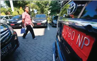  ?? AHMAD KHUSAINI/JAWA POS ?? BAKAL DIGANTI: Deretan mobil dinas di DPRD Surabaya yang pengadaann­ya dilakukan pada 2010.