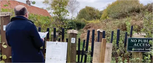  ?? ?? Legal ruling: The planning inspector assesses the barricade at the path’s entrance outside Mrs Garvie-McInally’s cottage