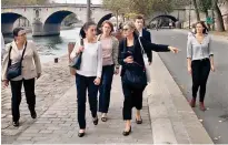  ?? / CORTESÍA ?? Anee Hidalgo, alcaldesa de París, muestra a Sheinbaum una parte peatonal de la ribera del Río Sena