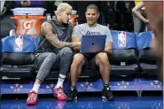  ?? CHRIS SZAGOLA - AP FILE ?? In this Jan. 25, 2020photo, Los Angeles Lakers’ Kyle Kuzma, left, looks over the computer with assistant coach Miles Simon, right, prior to an NBA game against the Philadelph­ia 76ers in Philadelph­ia. Former Arizona All-America guard Miles Simon scored 30 points to help Arizona defeat Kentucky in the 1997NCAA college basketball championsh­ip game.