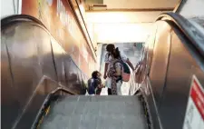  ??  ?? Tras perder una mano en la escalera eléctrica de la estación del metro Tacubaya, Markoptic busca mejorar la calidad de vida del menor.