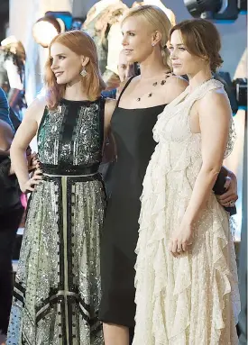  ??  ?? Jessica Chastain, Charlize Theron y Emily Blunt posan juntas durante la premier de “The Huntsman: Winter's War”, en Los Ángeles.