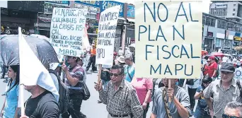  ??  ?? MANIFESTAC­IÓN. Miembros de los sindicatos del sector público protestan en las calles de San José, Costa Rica, con carteles contra la reforma fiscal.