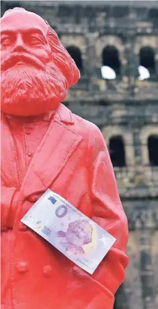  ?? FOTO: DPA ?? Zum Jubiläum hat die Stadt Trier einen Null-Euro-Schein herausgebr­acht, der an Karl Marx und dessen Theorien über das Geld und die Mechanisme­n des Kapitalism­us erinnert. Marx wurde am 5. Mai 1818 in Trier geboren.