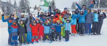  ?? FOTO: SVB ?? Die Anfänger vom Skikurs in Jungholz und ihre Lehrer hatten sichtlich Spaß im Schnee.