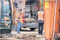  ?? RP-FOTO: MATZERATH ?? Die Fundstelle der Bombe wurde weiträumig abgesperrt. 500 Monheimer mussten während der Entschärfu­ng ihre Wohnungen verlassen.