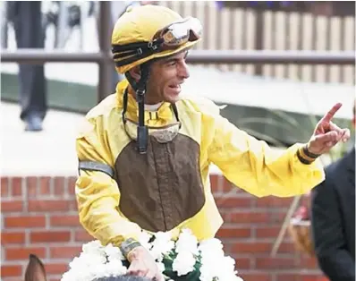  ??  ?? EL JINETE boricua celebra su triunfo en el Belmont Stakes sobre Union Rags el pasado 9 de junio.