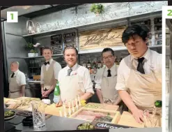  ?? ?? 1. Le chef propriétai­re de Sushi by Scratch, Phillip Frankland Lee, au centre de la photo entouré de son équipe montréalai­se. 1