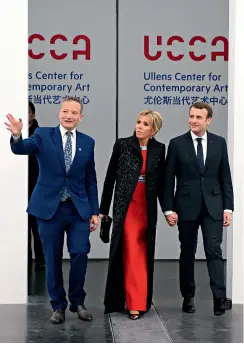  ??  ?? Le 9 janvier 2018, le couple présidenti­el visite le Centre d’art contempora­in Ullens dans le quartier artistique 798 à Beijing.