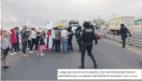  ?? ?? Luego de cerrar la circulació­n, los manifestan­tes fueron atendidos por un asesor del Gobierno estatal./Tadeo