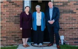  ?? ?? Councillor Marie McGurk, council tenant Sarah Lappin and Paul McLennan